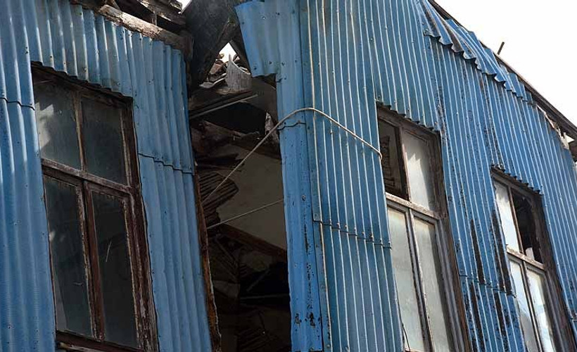 Yıkılma riski taşıyan ahşap evi halatla bağladılar