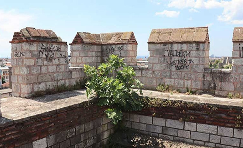 Tarihi surlar yazı tahtasına döndü