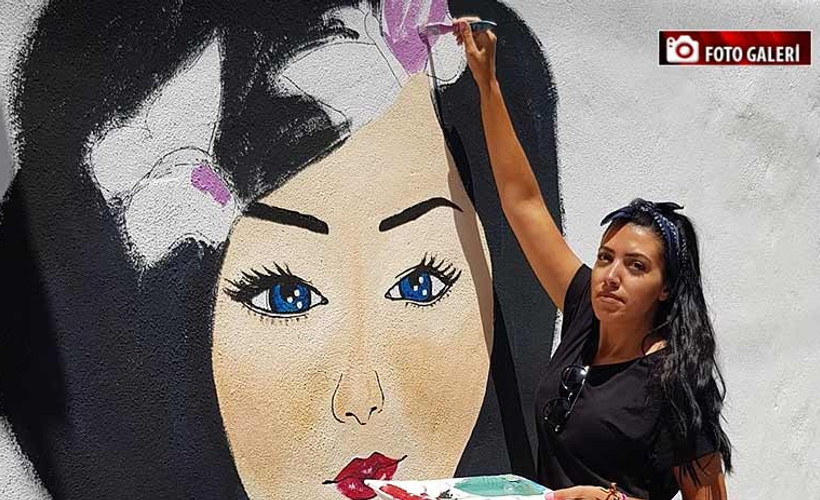 Diyarbakır sokaklarını renklendiren Nazlı öğretmen