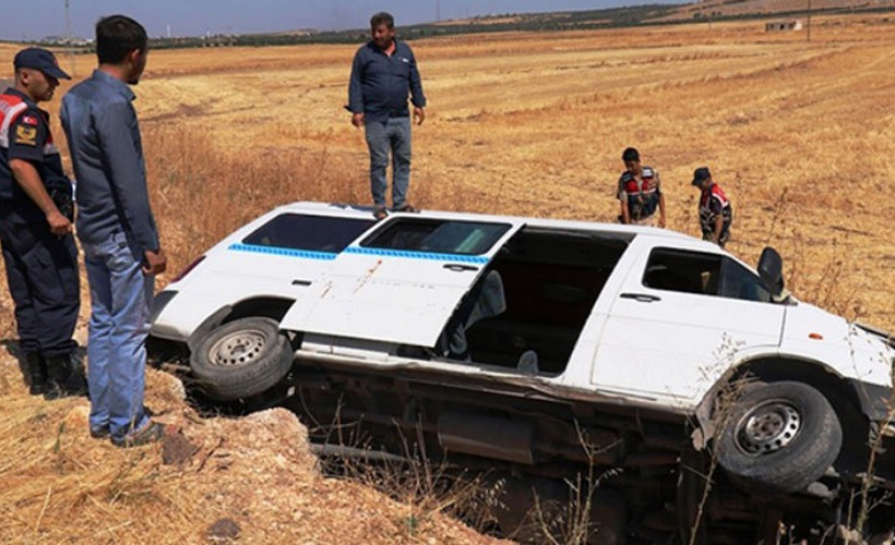 Öğrencileri taşıyan servis devrildi: 8’i çocuk, 10 yaralı