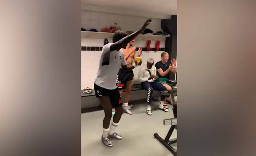 Norveçli futbolcular Kürtçe şarkıyla galibiyetlerini kutladı