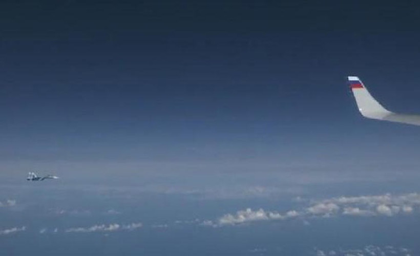 Rus savaş uçağı bakanın uçağına yaklaşan NATO jetinin önünü kesti