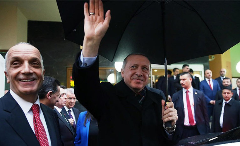 AKP'li Akdoğan: Türk-İş Başkanının, Erdoğan'la samimi bir dostluğu var