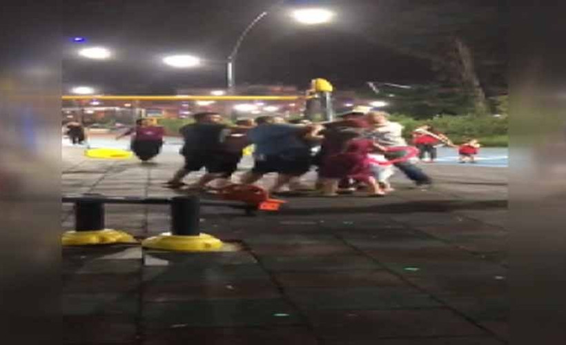 Parkta kavga edenleri eşleri ayırmakta güçlük çekti