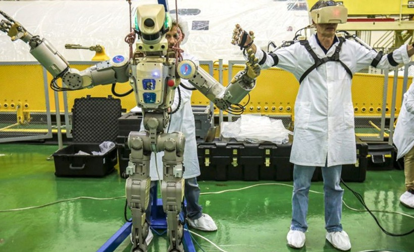 Rusya'nın insansı robotu FEDOR, UUİ'ye başarıyla kenetlendi