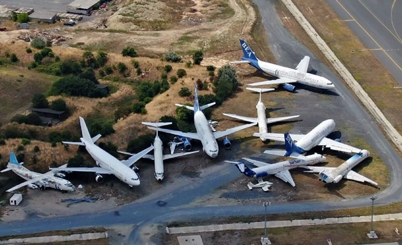 Hurda ve hacizli uçaklar Atatürk Havalimanı'nda çürüyor