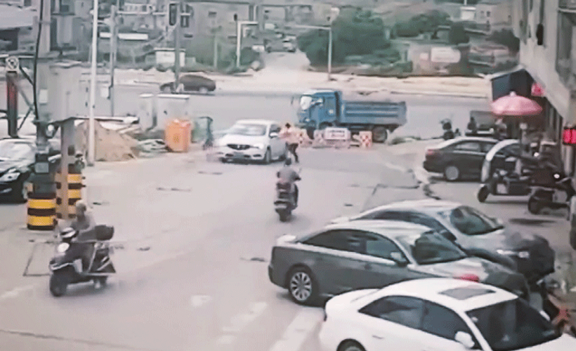 Çalışır halde bıraktığı aracı, 6 yaşındaki oğlu çukura düşürdü