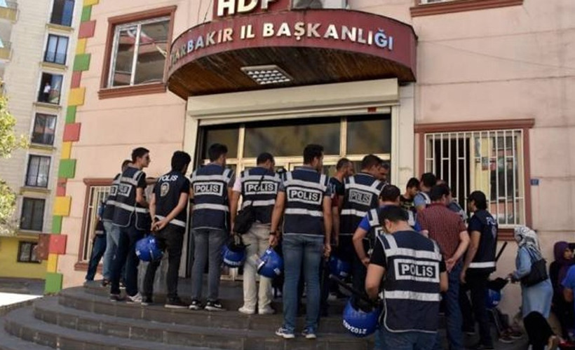 Cizre'de polisler 'iş vaadiyle' ailelerden HDP önüne gitmelerini istedi