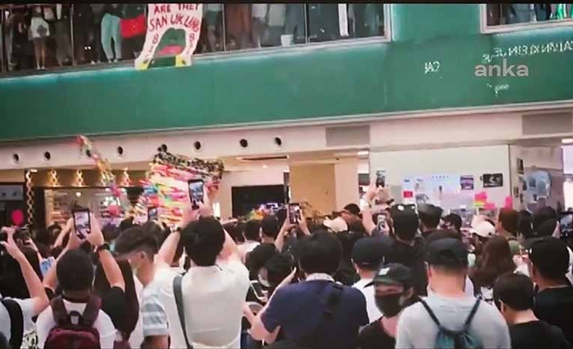 Hong Kong'ta göstericiler AVM'yi bastı