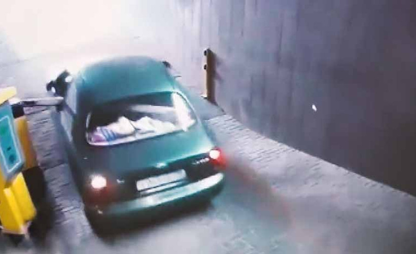 Otopark bariyeri ve inatçı sürücünün mücadelesi kameralarda
