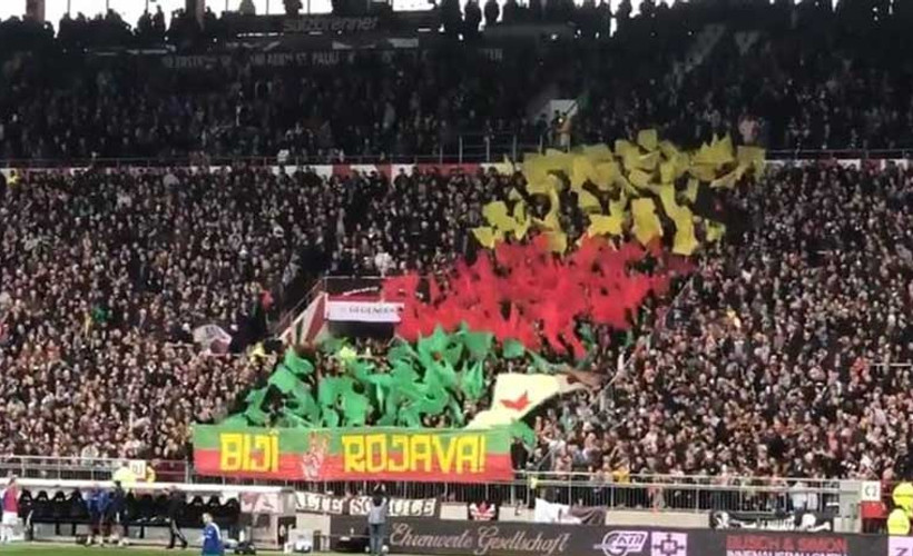 St Pauli taraftarları 'Bijî Rojava' pankartı açtı
