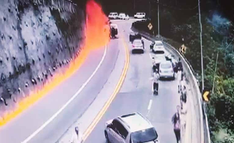 Virajı alamayan akaryakıt tankeri devrilip alev aldı: 1 ölü, 2 yaralı