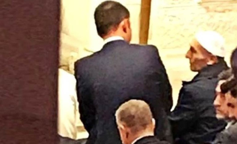Camide bir vatandaş Bakan Kurum'a yerini vermedi: 'Burası Allah'ın evi, kalkmam'