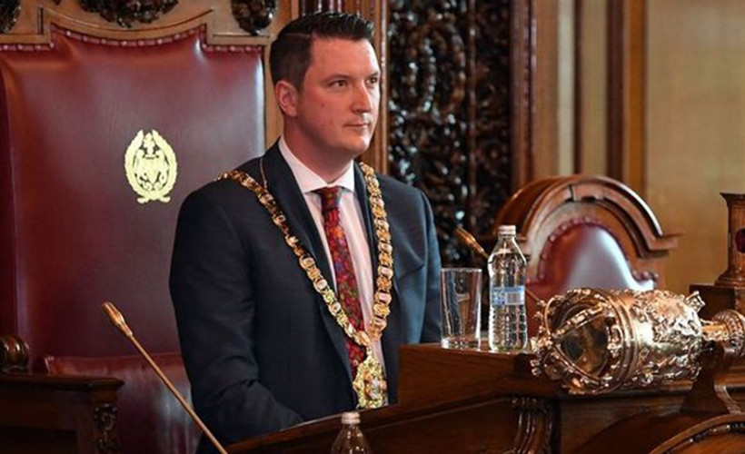 Belfast Belediye Başkanı sokakta idrarını yaparken yakalandı