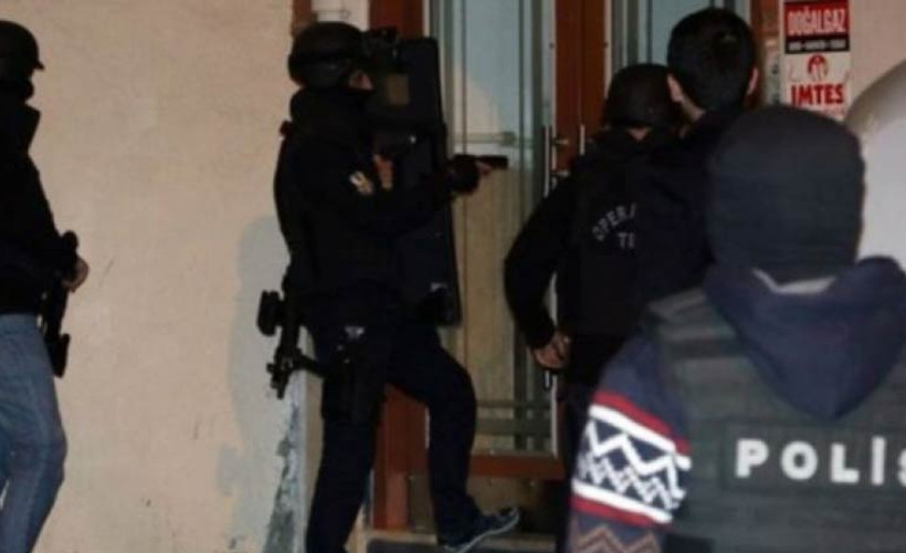 Polis aileyi banyoya kilitleyerek iki kardeşi gözaltına aldı