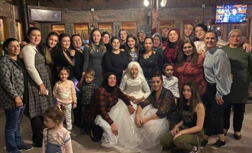 70 yıl sonra beyaz gelinlik giydi