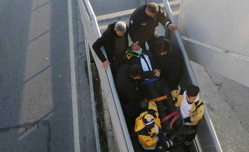 Durakta bayılan yolcuya metrobüs çarptı