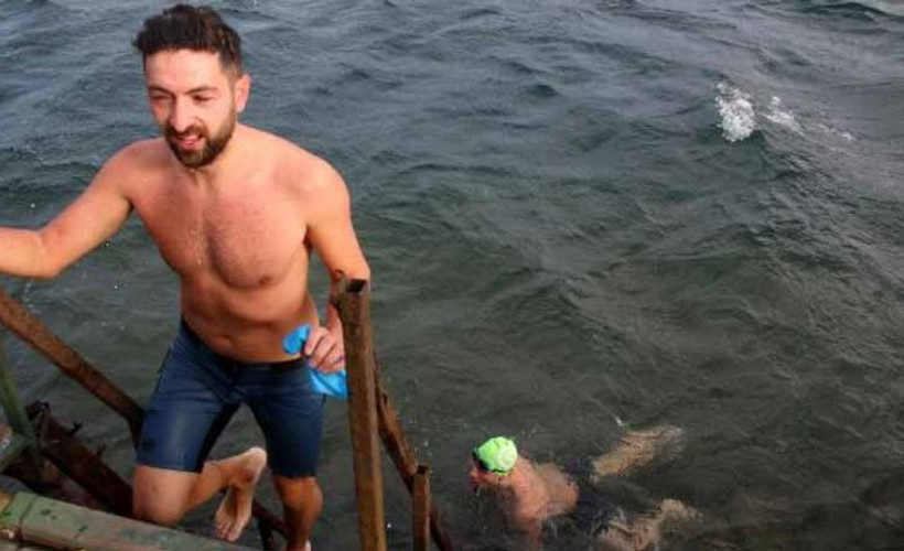 Lodosa aldırış etmeden denizde yüzdüler