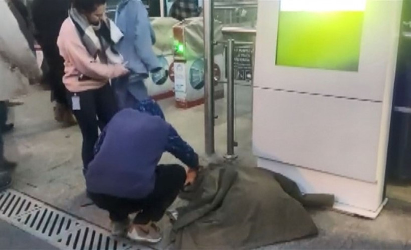 17 yaşındaki genç soğuktan titreyen köpeğe montunu verdi