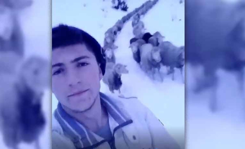Koyunlarını sıraya soktu: Bir dakika gençler hop, ileri