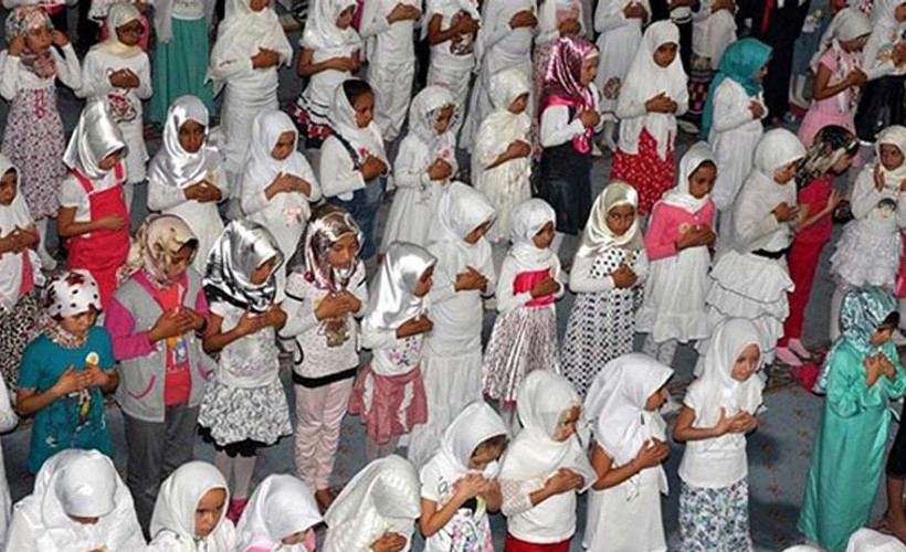 İlkokul çocukları 'Yedi Yaşındayım, Namaza Başlıyorum' projesiyle camiye namaza götürüldü