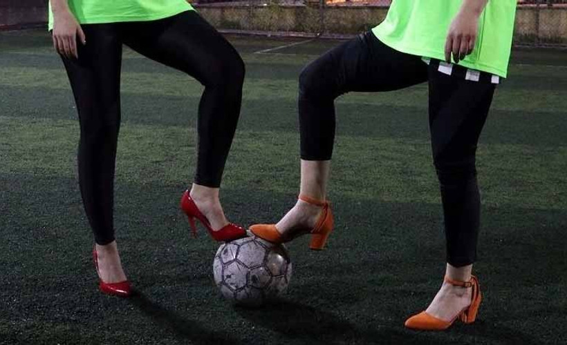 Sahaya topuklu ayakkabıyla çıkan kadın gazeteciler
