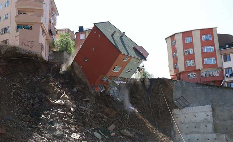 Sakarya’da bina çöktü: İnşaat firması evimizi vermediğimiz için temelin dibine kadar girdi