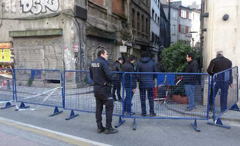 İstanbul'da iki katlı bina çöktü
