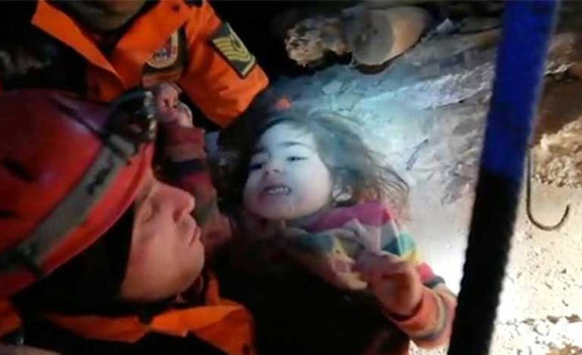 2,5 yaşındaki çocuk ve annesi enkazdan sağ çıkarıldı