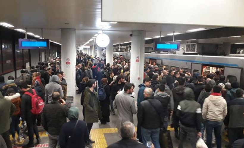 İstanbul'da metro arızası: Seferler aksıyor