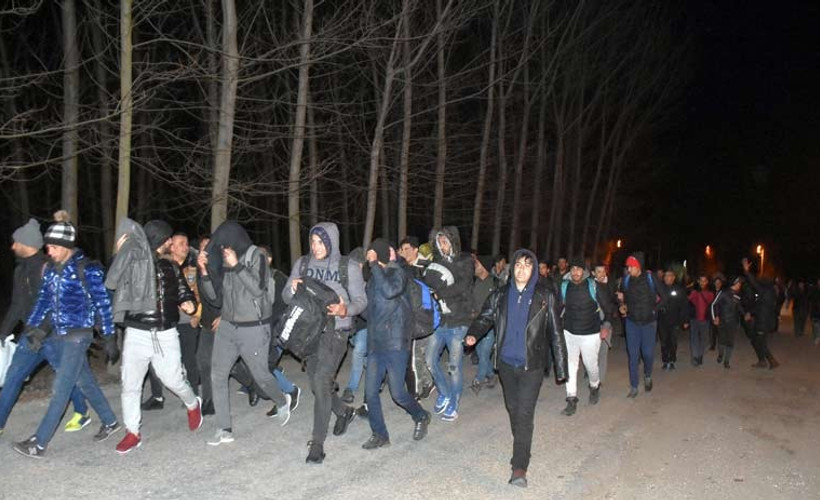 Göçmenler Yunanistan sınırına yürüyor