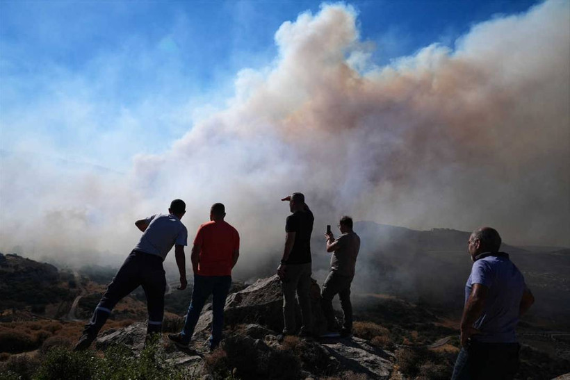 İzmir'deki orman yangınında fotoğraflarla son durum: 16 ev yandı, 3 mahalle boşaltıldı, yüzlerce kişi tahliye edildi - Resim: 2