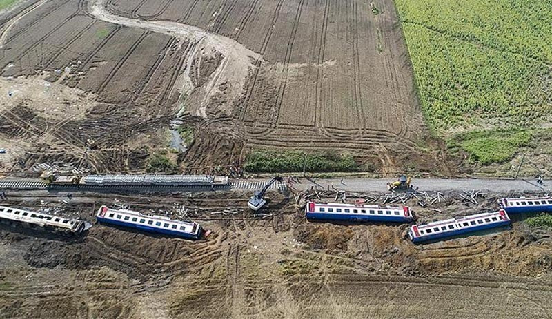 Özgür Özel, Çorlu Tren Katliamı'nda ölenleri andı: Kamu görevlileri yargılamaya dahil edilene kadar...