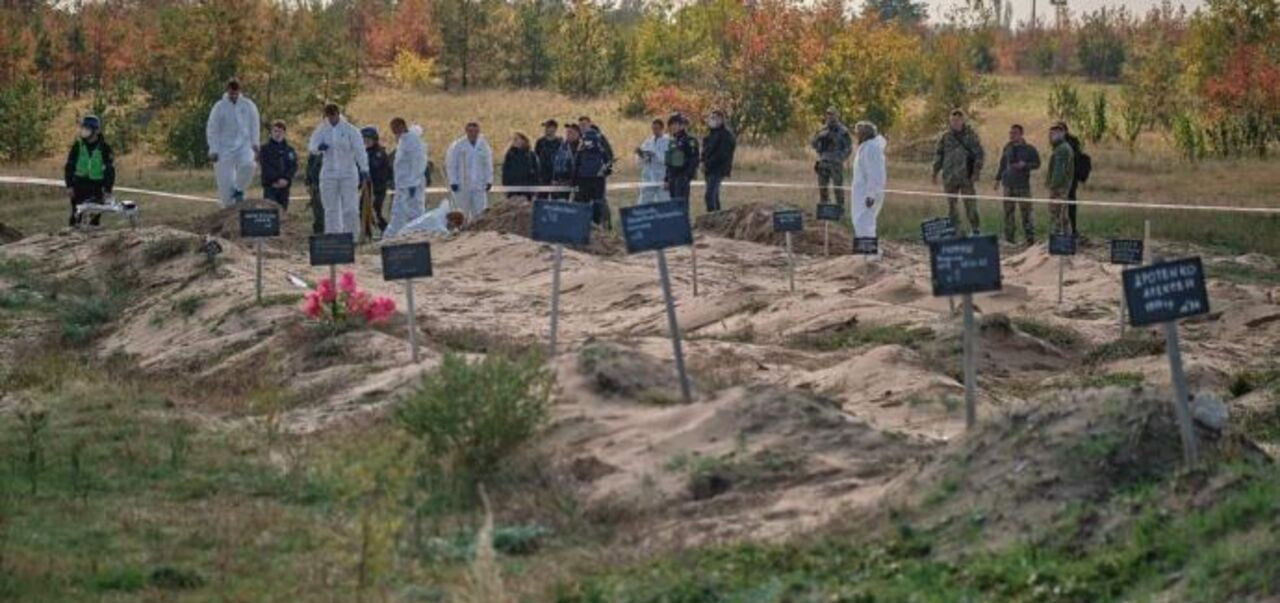 Ukrayna: Rusya'nın çekildiği Lyman'da iki toplu mezar bulundu