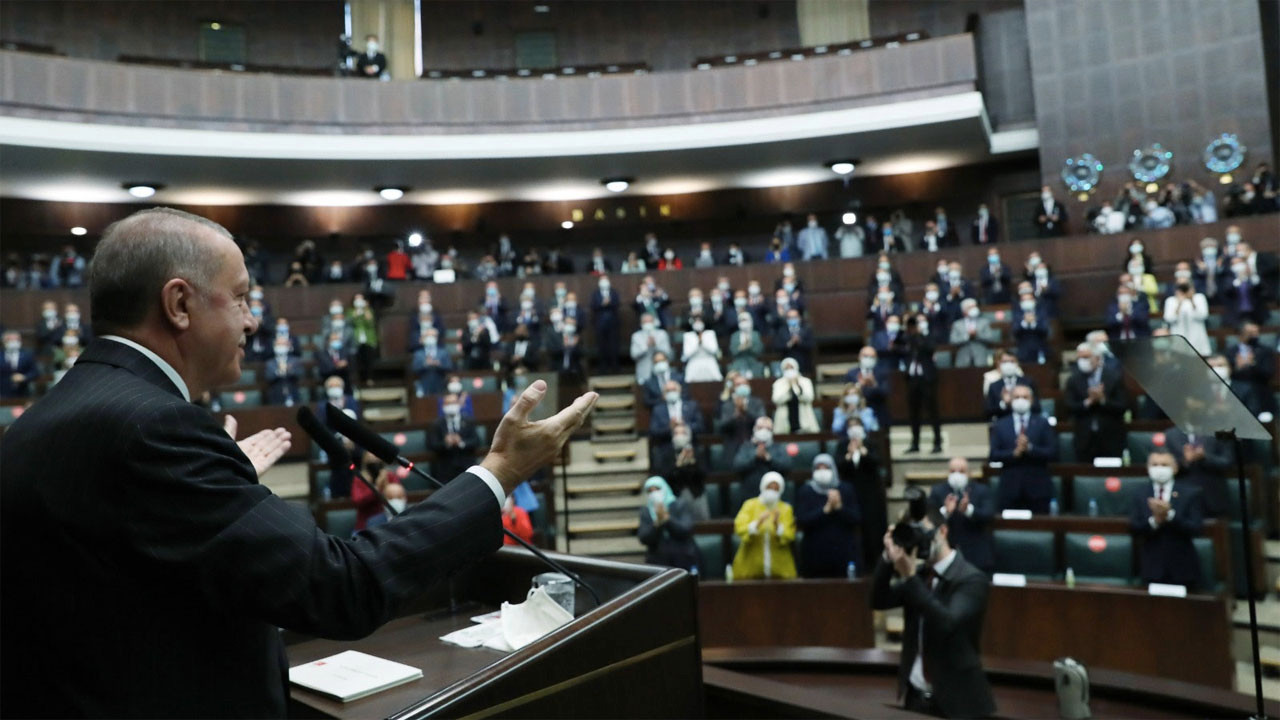 AKP'nin anayasa değişikliği paketi netleşiyor: Aile korumaya 'eşcinsel evliliği' gerekçesi