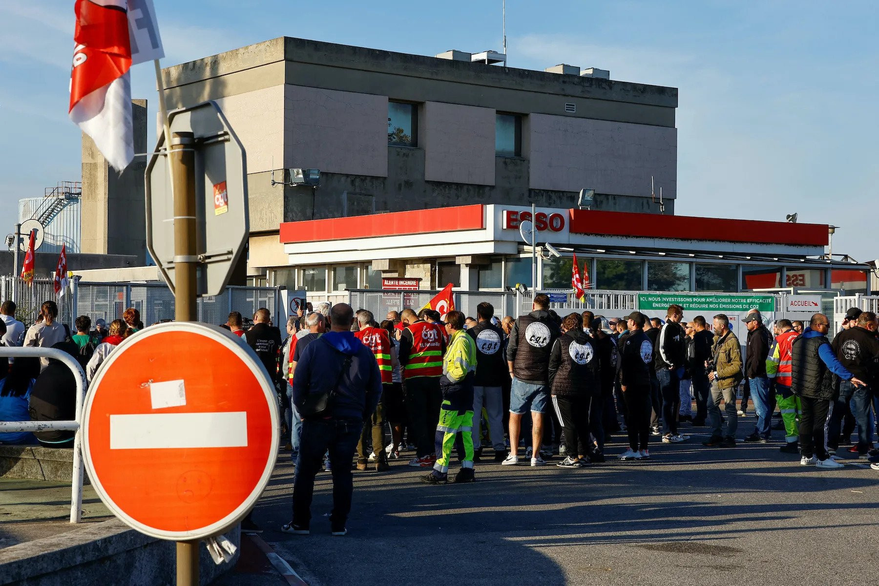 Fransa'da petrol işçileri pes etmiyor: Tehditlere rağmen grev sürecek