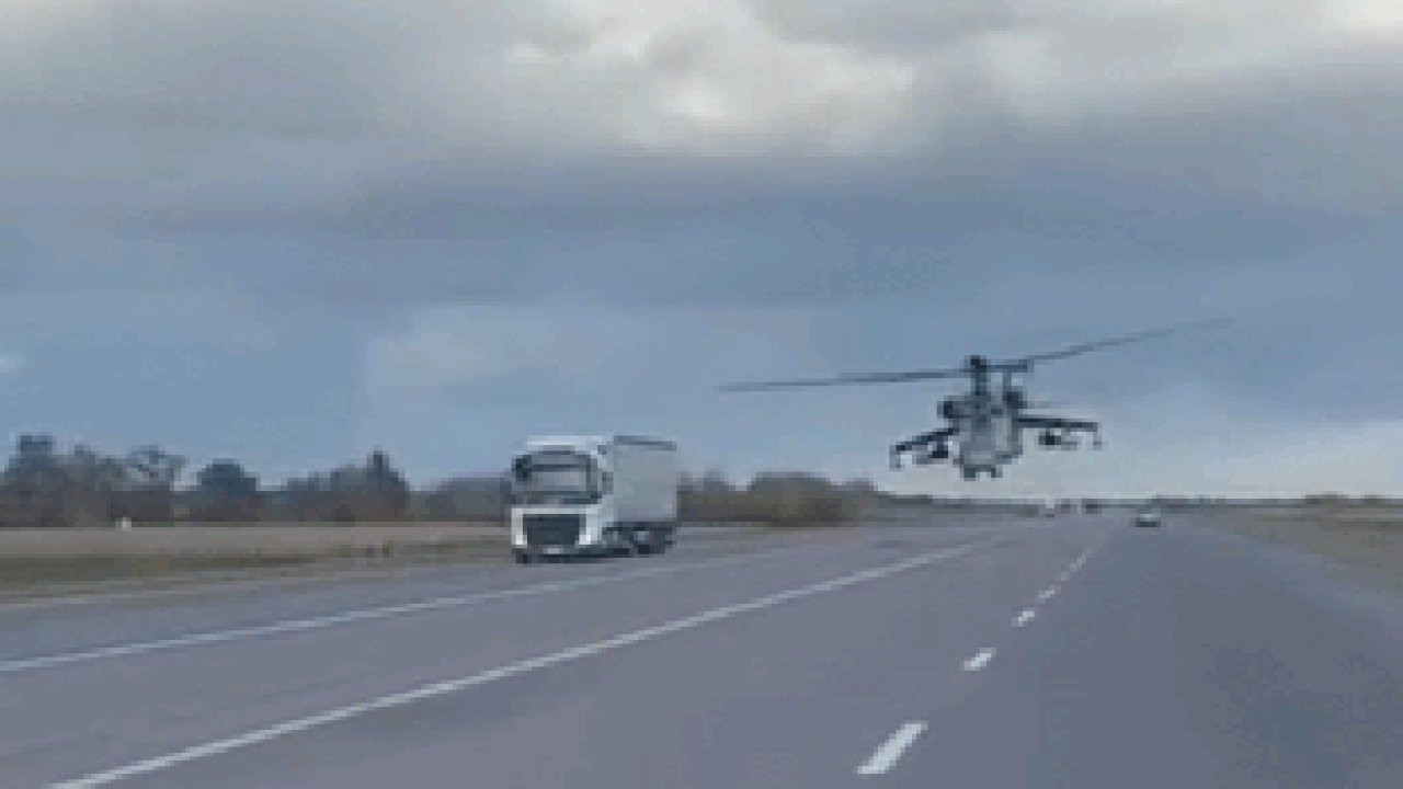 Ukrayna'da Mi-24 tipi bir savaş helikopteri otobana teğet geçti