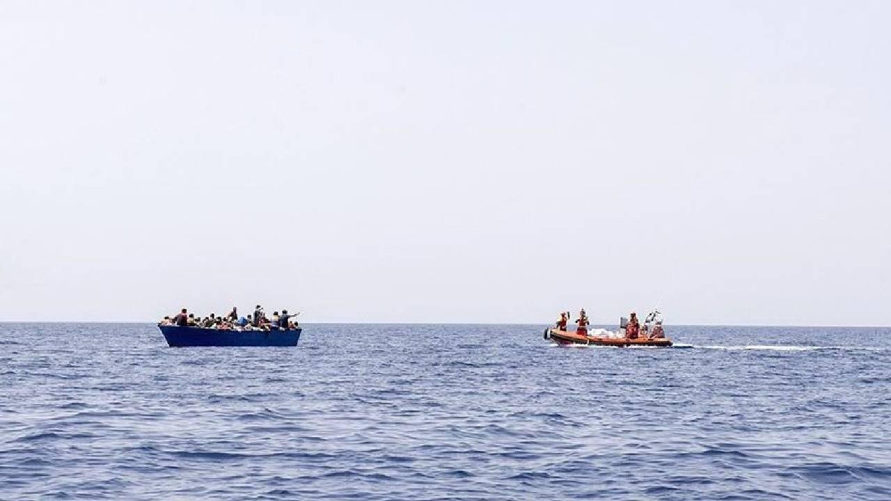 Dört yaşındaki çocuk ailesi olmadan Tunus'tan İtalya'ya gitti