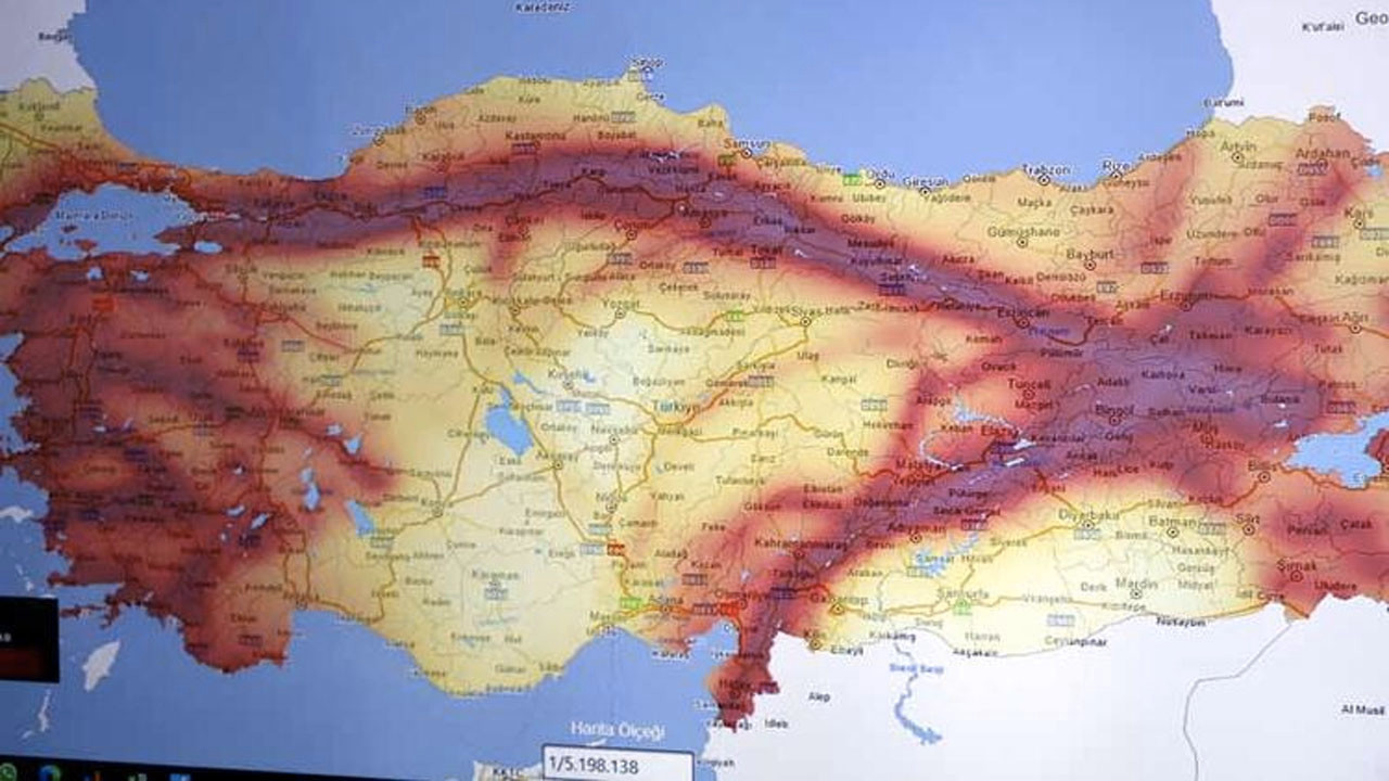 ‘Türkiye üç büyük tabaka arasında kaldığı için deprem tehlikesi taşıyor’