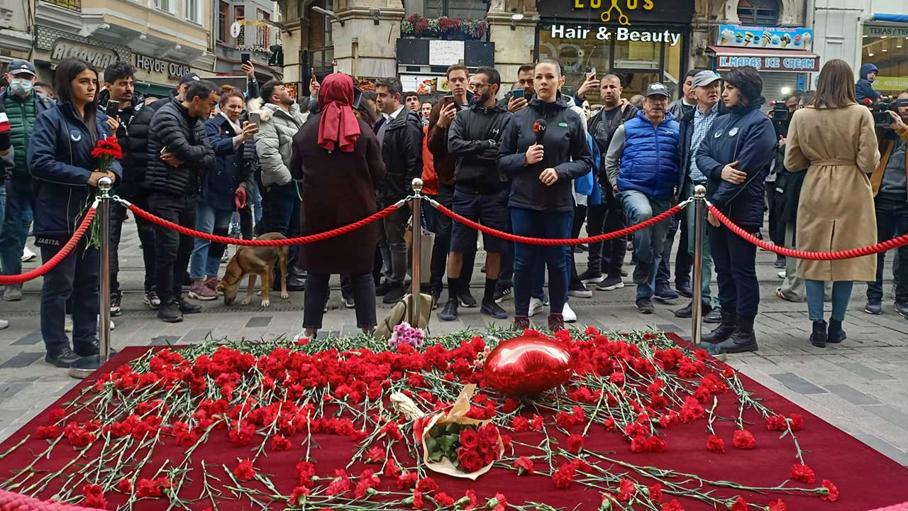 İstiklal Caddesi'nde ölenlerin anısına karanfil bırakıldı