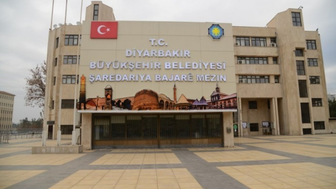 Diyarbakır Büyükşehir, 'bayrak kaldırıldı' iddialarını yalanladı