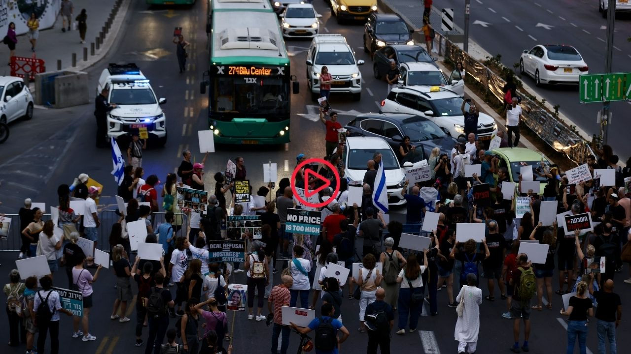 İsrailliler, rehineler için Tel Aviv'de yol kapattı: 'Onları hemen eve getirin'