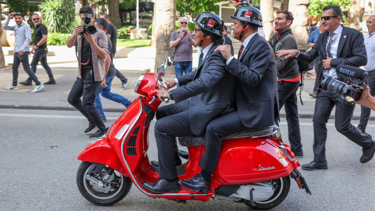 Özgür Özel sözünü tuttu, Denizli il başkanına motor hediye etti