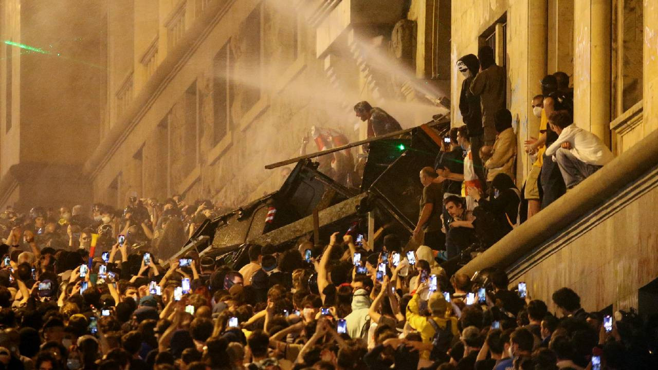 Gürcistan'da 'yabancı etkinin şeffaflığı' tasarısını protesto edenler, parlamentoyu basmaya çalıştı: Tiflis savaş alanına döndü