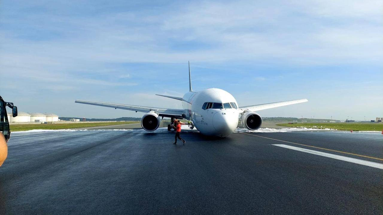 İstanbul Havalimanı'nda uçak gövde üzerine iniş yaptı