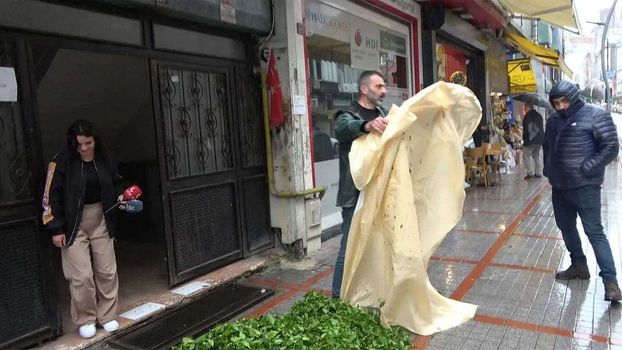 Rizeli üretici AKP İl Başkanlığı önünde bir çuval çayı döktü: 'Çay fiyatını kabul etmiyorum'