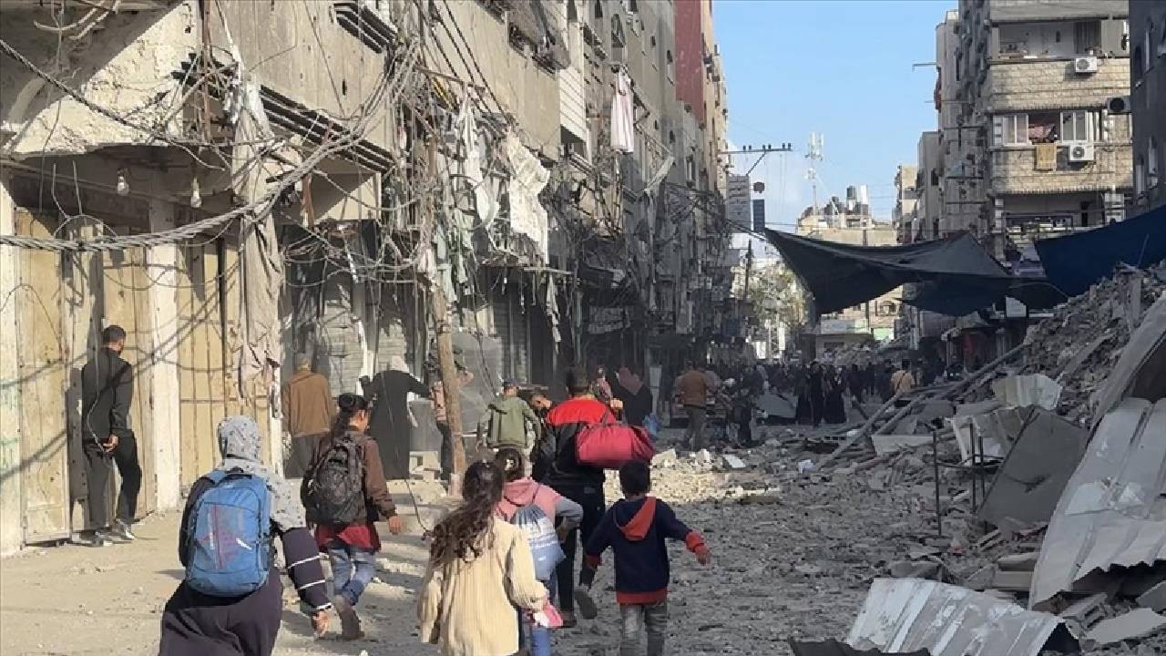 İsrail saldırısı altında güneydeki Refah ve kuzeydeki Cebaliye'den yüz binlerce Filistinli kaçmak zorunda kaldı