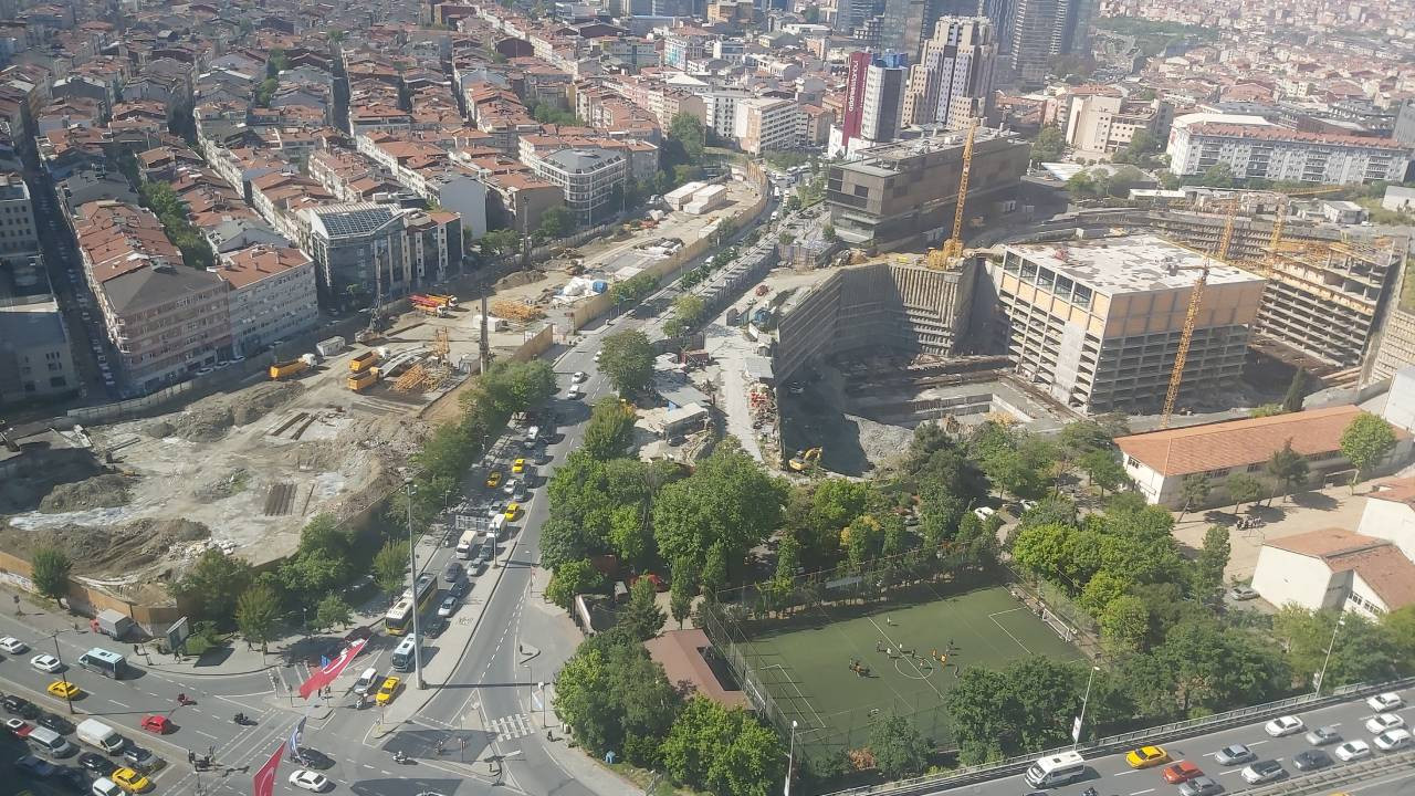 İnşaat şirketine 'uyarı' yazısı: Şişli'deki 24 bin metrekarelik rezerv yapı alanına beton bariyer konuldu