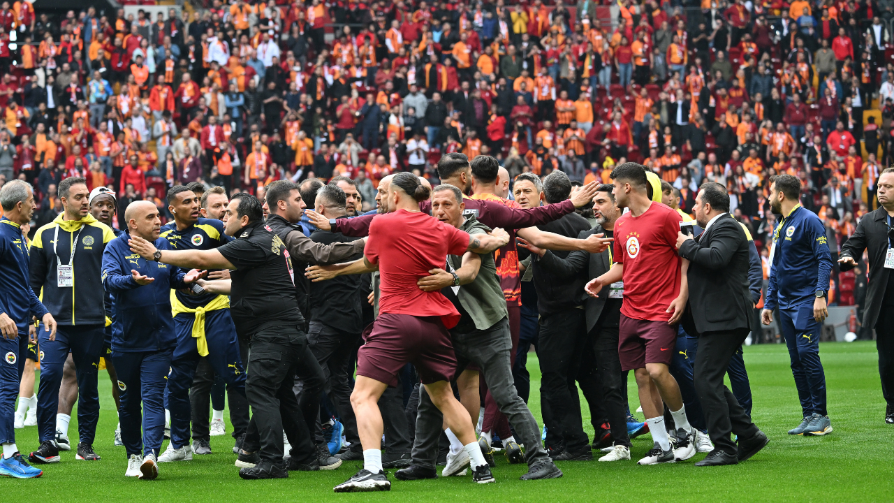 Derbi öncesi futbolcular arasında gerginlik