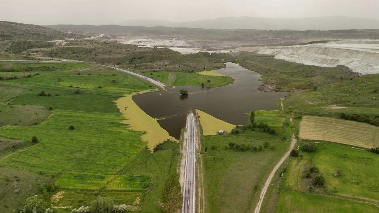 Maden sahasındaki heyelan nedeniyle taşan göletten numune alındı